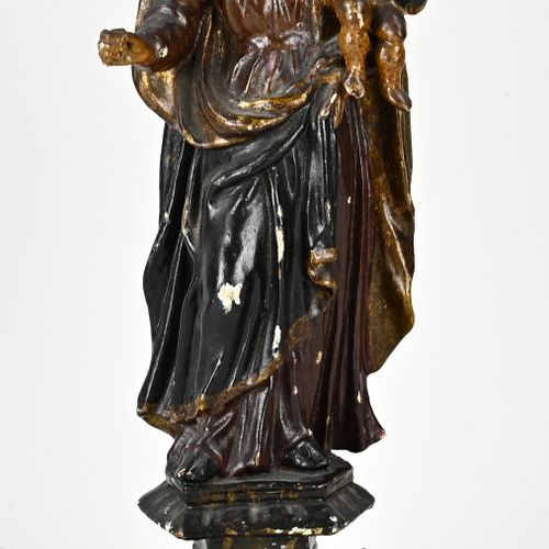 Null Ancienne Madone allemande en bois sculpté polychrome. De style baroque. Cir&hellip;