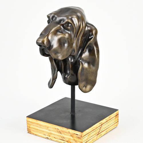 Null Cabeza de perro Basset de bronce sobre base de madera contrachapada. Por T.&hellip;