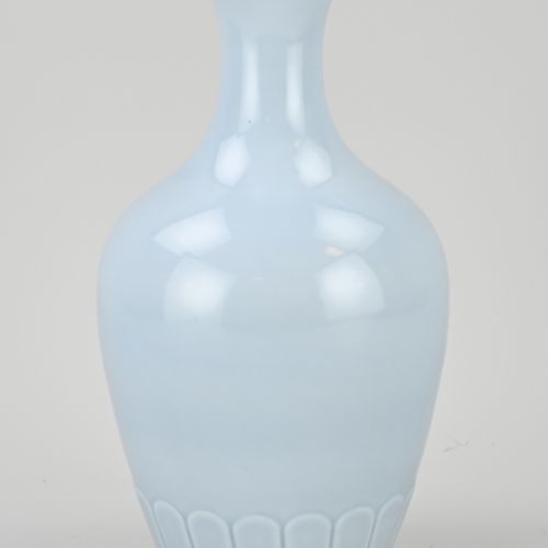 Null 中国瓷器花瓶，浅蓝色的釉面。有底部标记。尺寸。高28厘米。状况良好。
