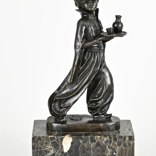 Null Figura in bronzo firmata. XX secolo. Ragazzo arabo su piedistallo di marmo.&hellip;