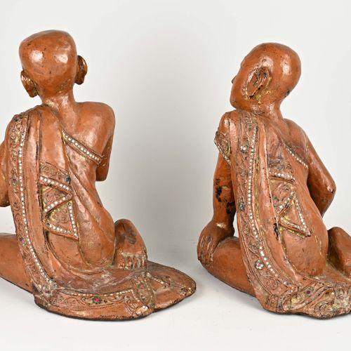 Null 两件古董木雕佛教僧侣，多色的。19世纪。尺寸。33 - 36厘米。状况良好。