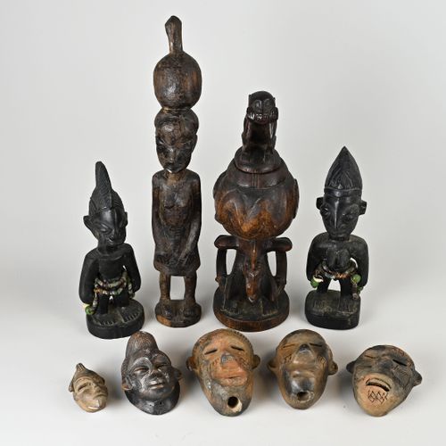 Null 九个古代非洲人物。其中包括；5个非洲陶土面具+4个木雕人物。尺寸。8 - 44厘米。状况良好。
