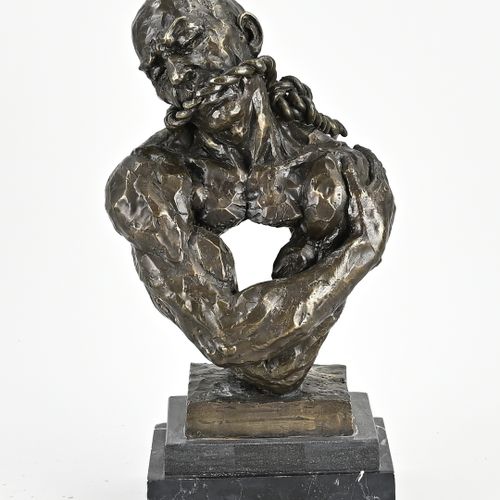 Null Figura moderna in bronzo su base di marmo. Uomo imbavagliato. XXI secolo. D&hellip;