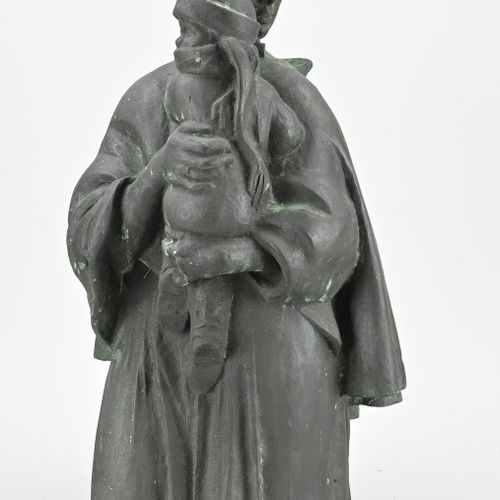 Null Paul Dom. 1885 - 1978. Figure en bronze. Mère avec enfant en vêtements d'hi&hellip;
