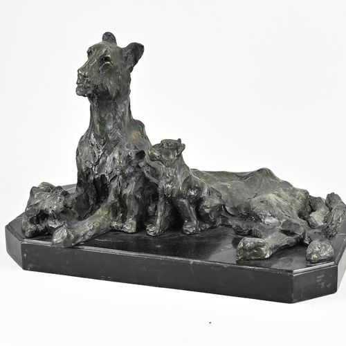 Null 现代青铜雕塑群。大理石底座上的母狮和幼狮。尺寸。29 x 43 x 20厘米。状况良好。
