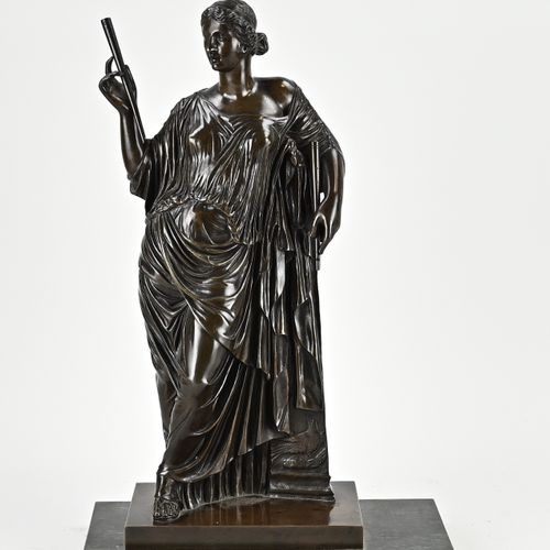 Null Figure en bronze du XIXe siècle sur socle en marbre. Femme grecque avec flû&hellip;