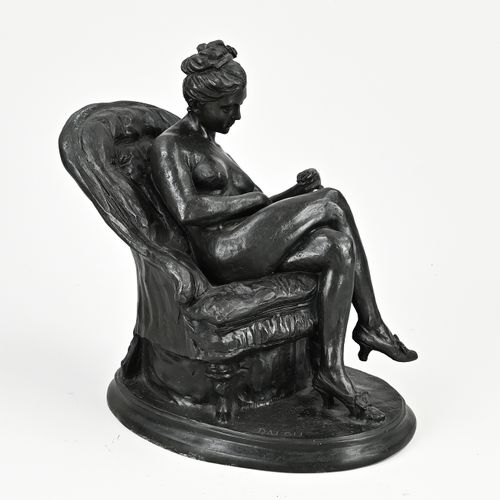 Null 青铜像。椅子上的裸体女士。署名达鲁。20世纪。尺寸。24 x 26 x 17厘米。状况良好。