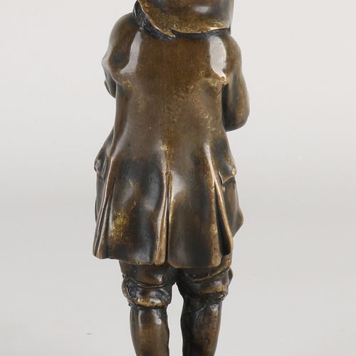 Null 古董铜像。约1900年。男子身着17世纪的服装。尺寸。高17厘米。状况良好。