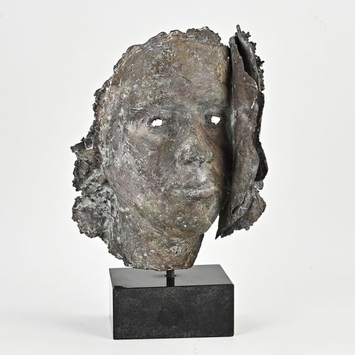 Null Masque moderne en bronze sur socle en marbre. Deuxième moitié du 20e siècle&hellip;