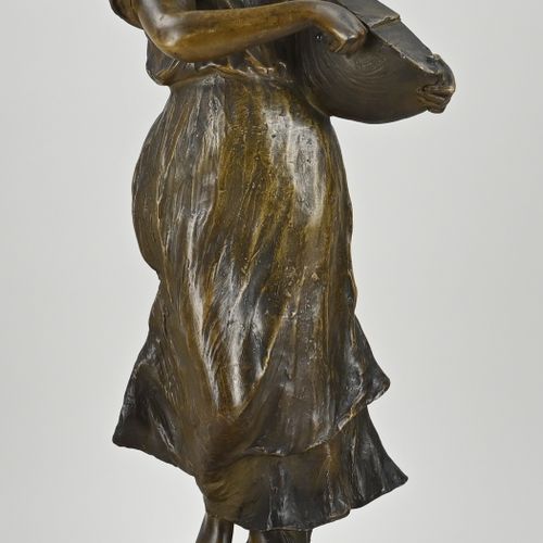 Null Antike Terrakotta-Figur. Frankreich. Um 1900. Frau beim Käseschneiden. Unde&hellip;