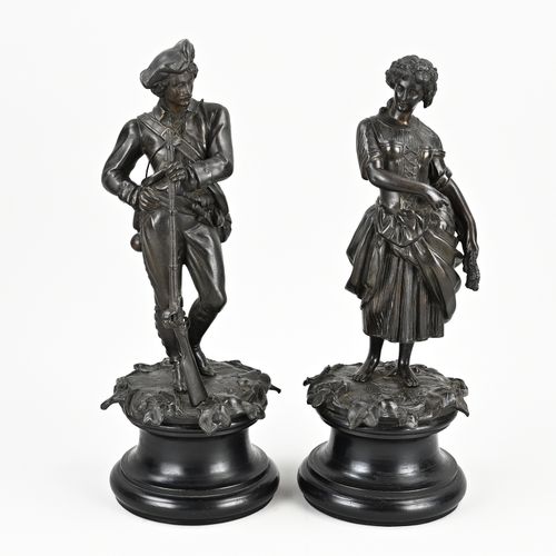 Null 木质底座上的两个古董铜像。19世纪。拿着玉米的女人+拿着步枪的士兵。尺寸。高36 - 38厘米。状况良好。