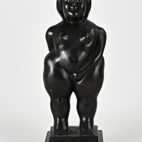Null 黑色大理石底座上的青铜像。丰满的裸体女人。20世纪下半叶。尺寸。高38厘米。状况良好。