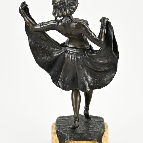 Null Danseuse orientale érotique en bronze sur sous-sol, la jupe de la danseuse &hellip;