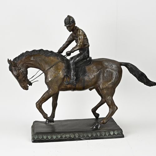 Null Grande figure en bronze. Jockey à cheval. Deuxième moitié du 20e siècle. Di&hellip;