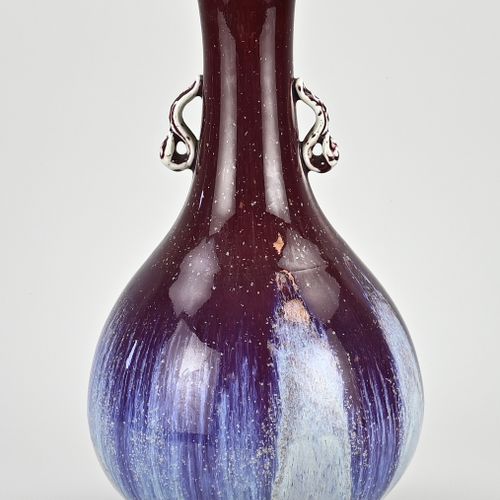 Null 中国大型瓷器花瓶，带紫色釉面和把手。尺寸。高36.2厘米。状况良好。
