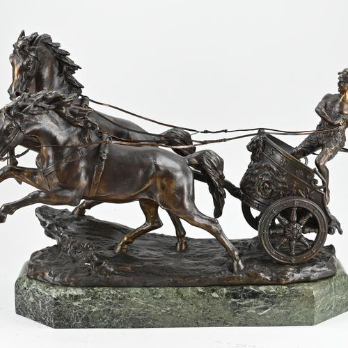 Null Très grand char en bronze signé sur un lourd socle en marbre. Edmond Hoyois&hellip;