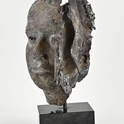 Null Masque moderne en bronze sur socle en marbre. Deuxième moitié du 20e siècle&hellip;