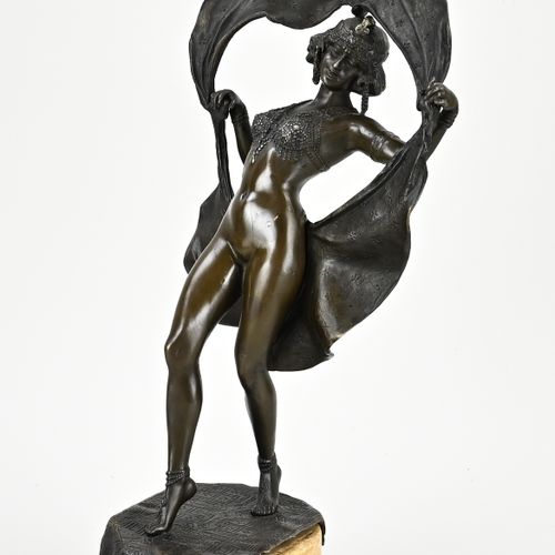 Null Danseuse orientale érotique en bronze sur sous-sol, la jupe de la danseuse &hellip;