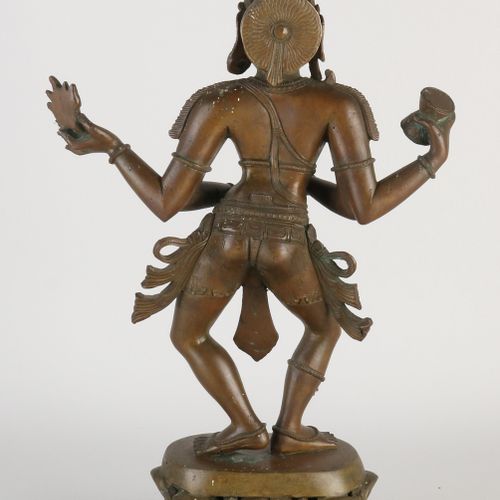 Null Grande figura orientale di Shiva in bronzo con quattro braccia, in piedi su&hellip;