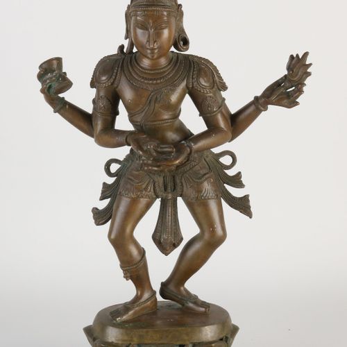 Null 大型东方铜质湿婆像，有四只手臂，站在莲花上。尺寸。高40厘米。状况良好。