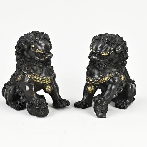 Null Deux anciens lions de temple chinois en bronze avec collier. Dimensions : H&hellip;