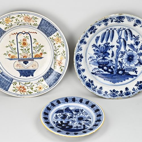 Null Three antique Delft fayence dishes. 1x Large with flower basket, polychrome&hellip;