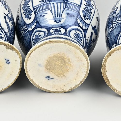 Null Tre vasi di fayence Delft del XVIII secolo con decori a cineserie. Con marc&hellip;