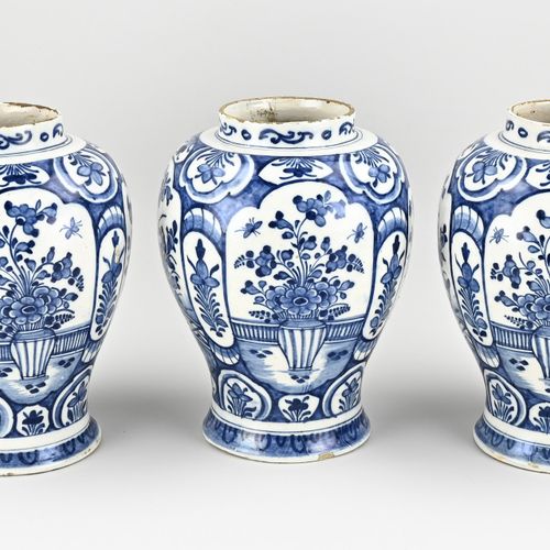 Null Tres ollas de fayenza de Delft del siglo XVIII con decoración chinoiserie. &hellip;