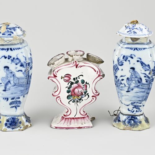 Null Drei Bände von 18th century fayence. 2x Delfter Vase mit Deckel mit Chinois&hellip;