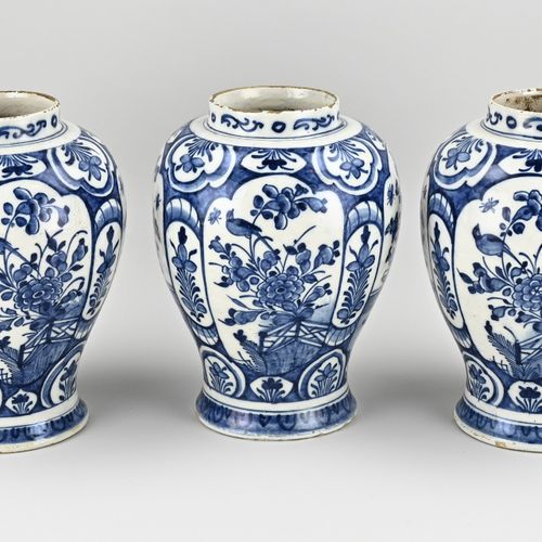 Null Three 18th century Delft fayence pots with chinoiserie decor. With bottom m&hellip;