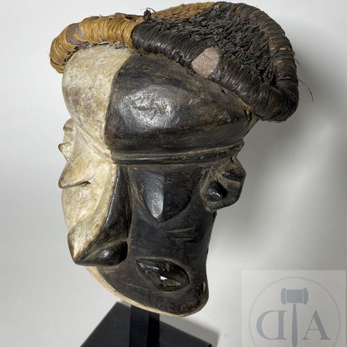 RDC/Pende. Masque de maladie "Mbangu" en bois sculpté. Milieu du 20e siècle. H 4&hellip;