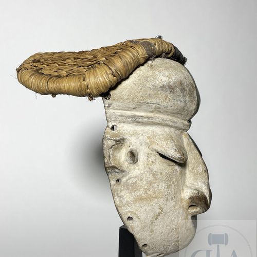 RDC/Pende. Masque de maladie "Mbangu" en bois sculpté. Milieu du 20e siècle. H 4&hellip;