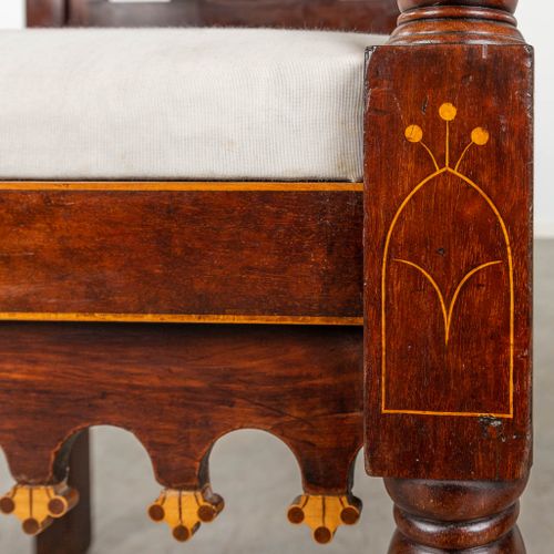 Null 
Un eccezionale set di 8 troni, in legno scolpito in stile gothic revival. &hellip;