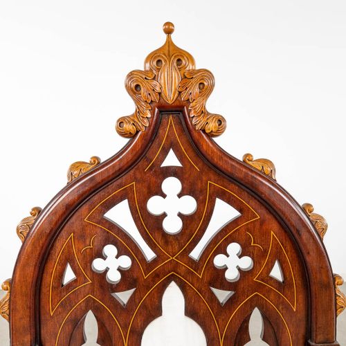 Null 
Excepcional juego de 8 tronos de madera esculpida en estilo gótico renacen&hellip;