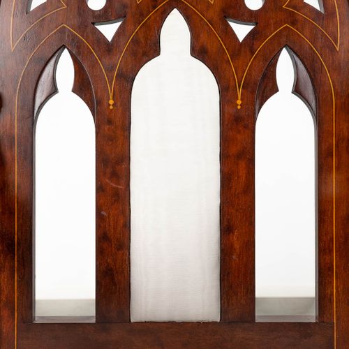 Null 
Un eccezionale set di 8 troni, in legno scolpito in stile gothic revival. &hellip;