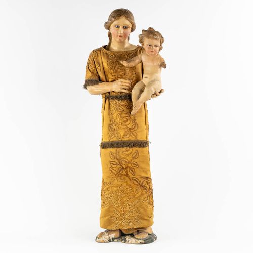 Null Figurine sculptée ancienne représentant une mère avec un enfant, portant un&hellip;