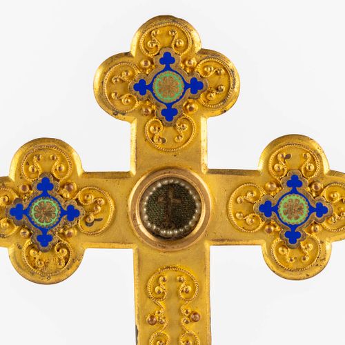 Null Un petit crucifix reliquaire avec une relique de la "Vraie Croix".

Laiton &hellip;