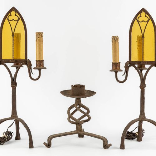 Null Paire de lampes de table en fer forgé de style néo-gothique. Un chandelier &hellip;