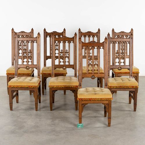 Null Ensemble de 8 chaises de style néo-gothique, en bois sculpté. Vers 1900.

A&hellip;