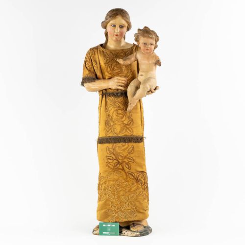 Null Figurine sculptée ancienne représentant une mère avec un enfant, portant un&hellip;