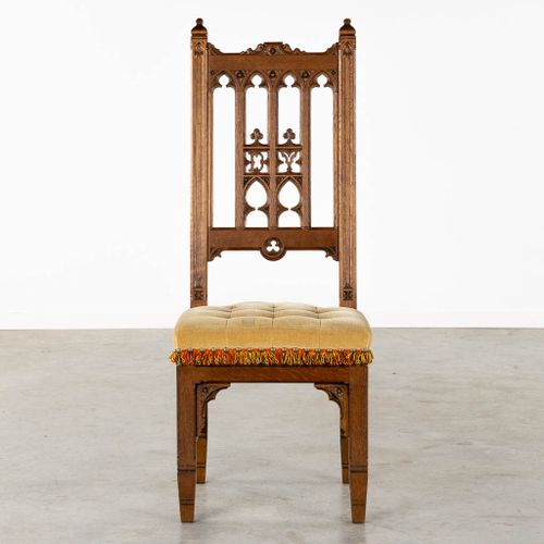 Null Ensemble de 8 chaises de style néo-gothique, en bois sculpté. Vers 1900.

A&hellip;