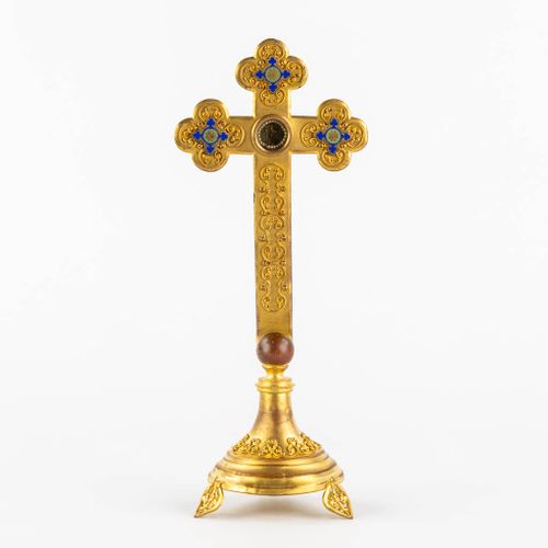 Null Un petit crucifix reliquaire avec une relique de la "Vraie Croix".

Laiton &hellip;