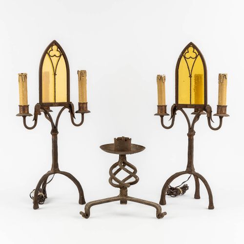 Null Paire de lampes de table en fer forgé de style néo-gothique. Un chandelier &hellip;