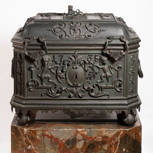 Museum-Quality Courtly Iron Chest with Original Base Dated 1735 Das Äußere der T&hellip;
