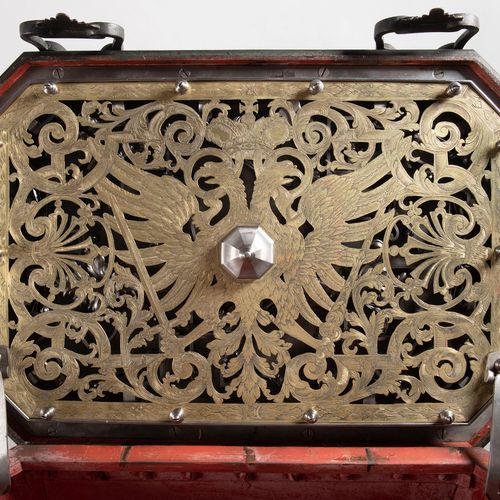 Museum-Quality Courtly Iron Chest with Original Base Dated 1735 L'esterno della &hellip;