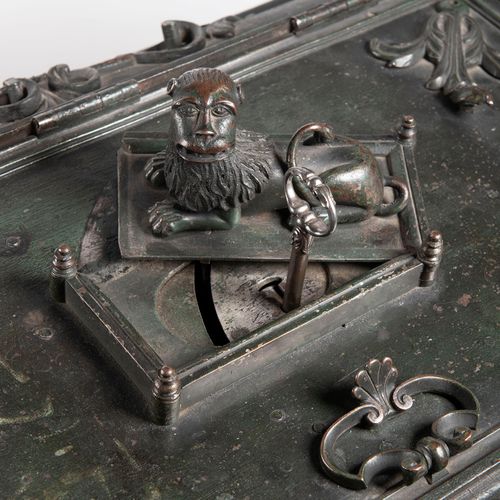 Museum-Quality Courtly Iron Chest with Original Base Dated 1735 箱子的外观是长方形的，斜角使箱子&hellip;