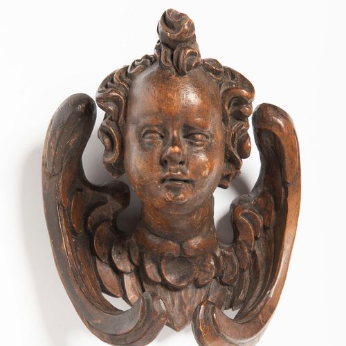 Winged Putti Head, 16th century Bois, sculpté, teinté. 

Hauteur environ 18,5 cm