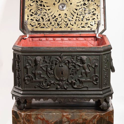Museum-Quality Courtly Iron Chest with Original Base Dated 1735 箱子的外观是长方形的，斜角使箱子&hellip;