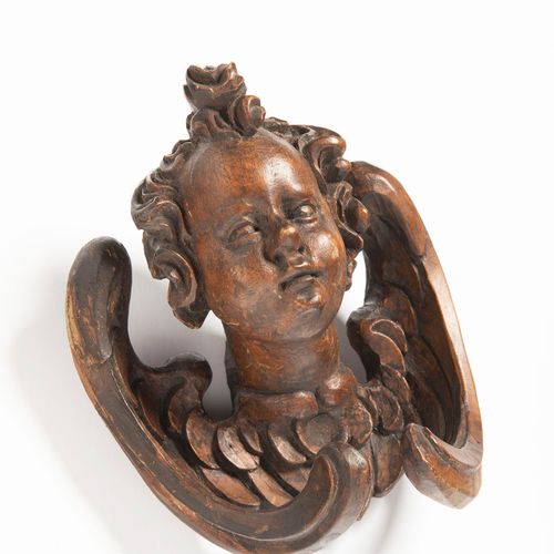 Winged Putti Head, 16th century Madera, tallada, teñida. 

Altura aprox. 18,5 cm