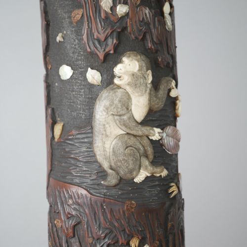 日本，明治时期（1868 1912）。一对花瓶，装饰着风景中的猴子。 木头和象牙，珍珠母和骨镶嵌。高度：67厘米。一些缺失的碎片。